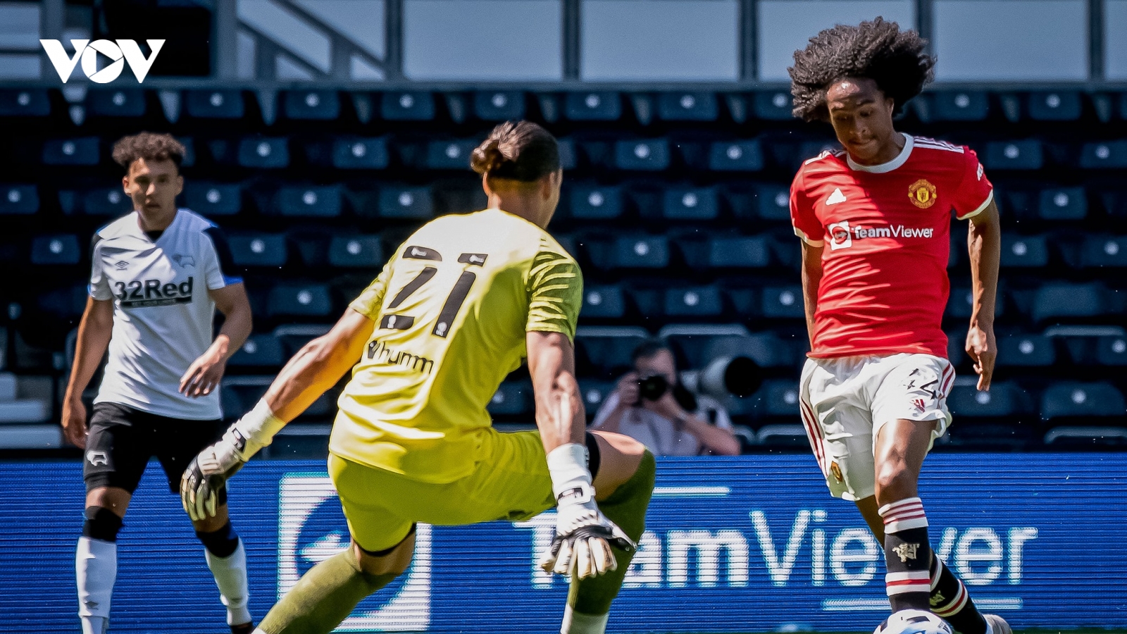 Sao trẻ tỏa sáng, MU giành chiến thắng nhàn nhã trước Derby
