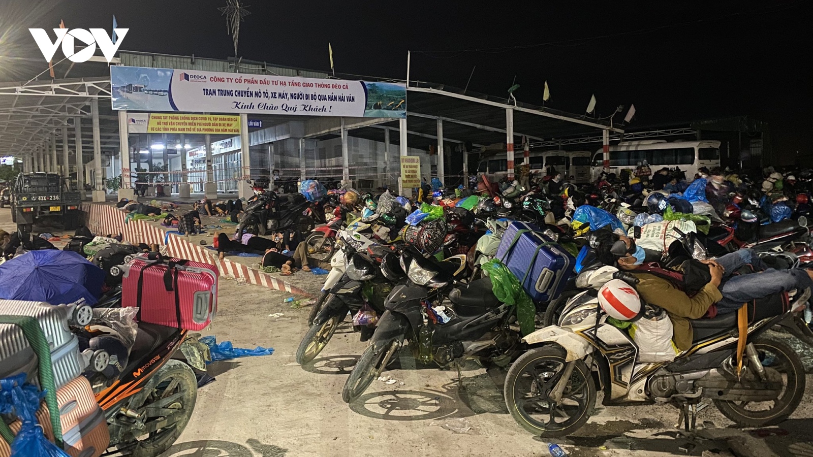 Hàng nghìn người từ các tỉnh phía Nam đi xe máy về miền Trung