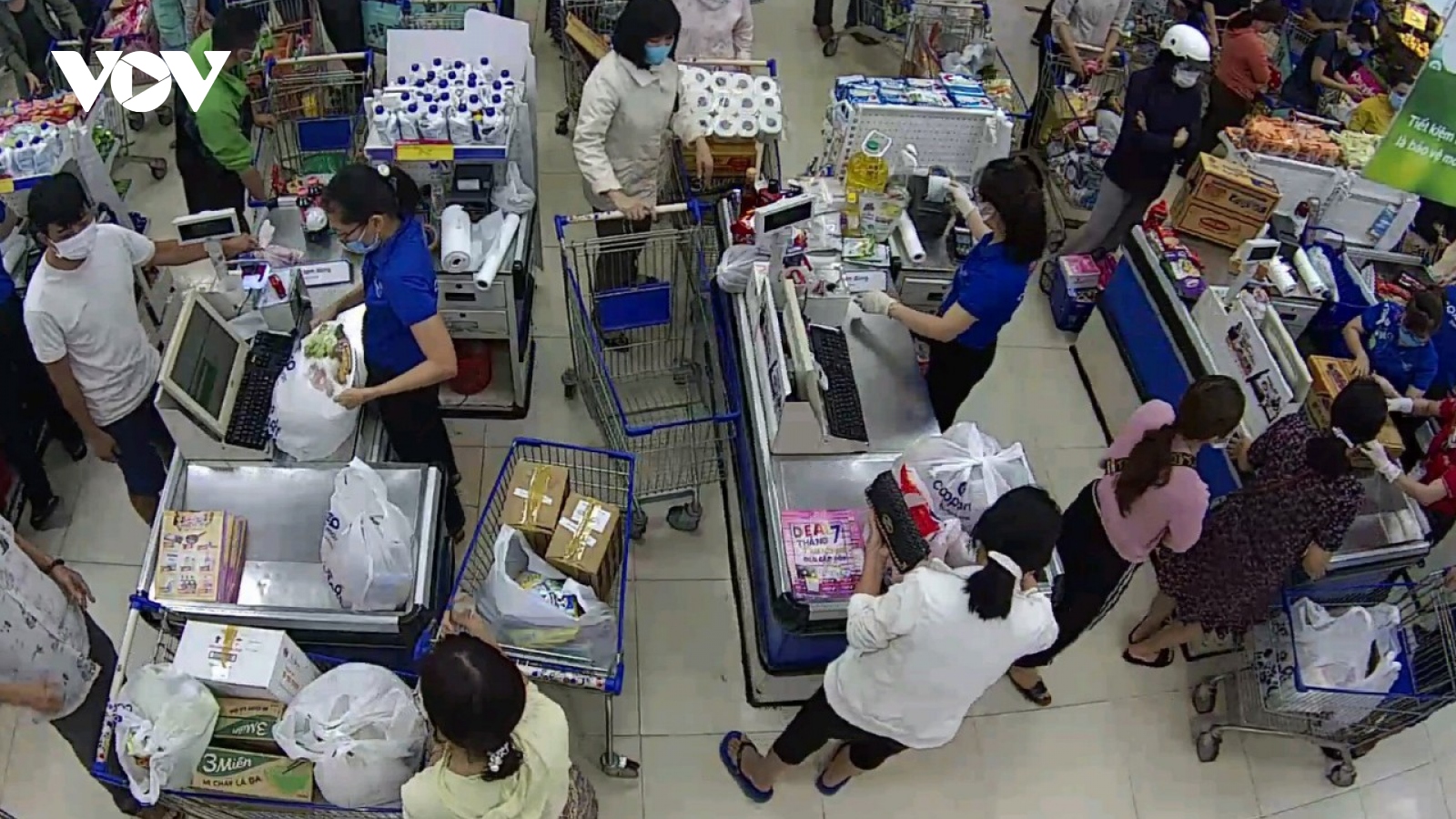 Đắk Lắk: Người dân Buôn Ma Thuột đổ xô đi mua hàng tích trữ