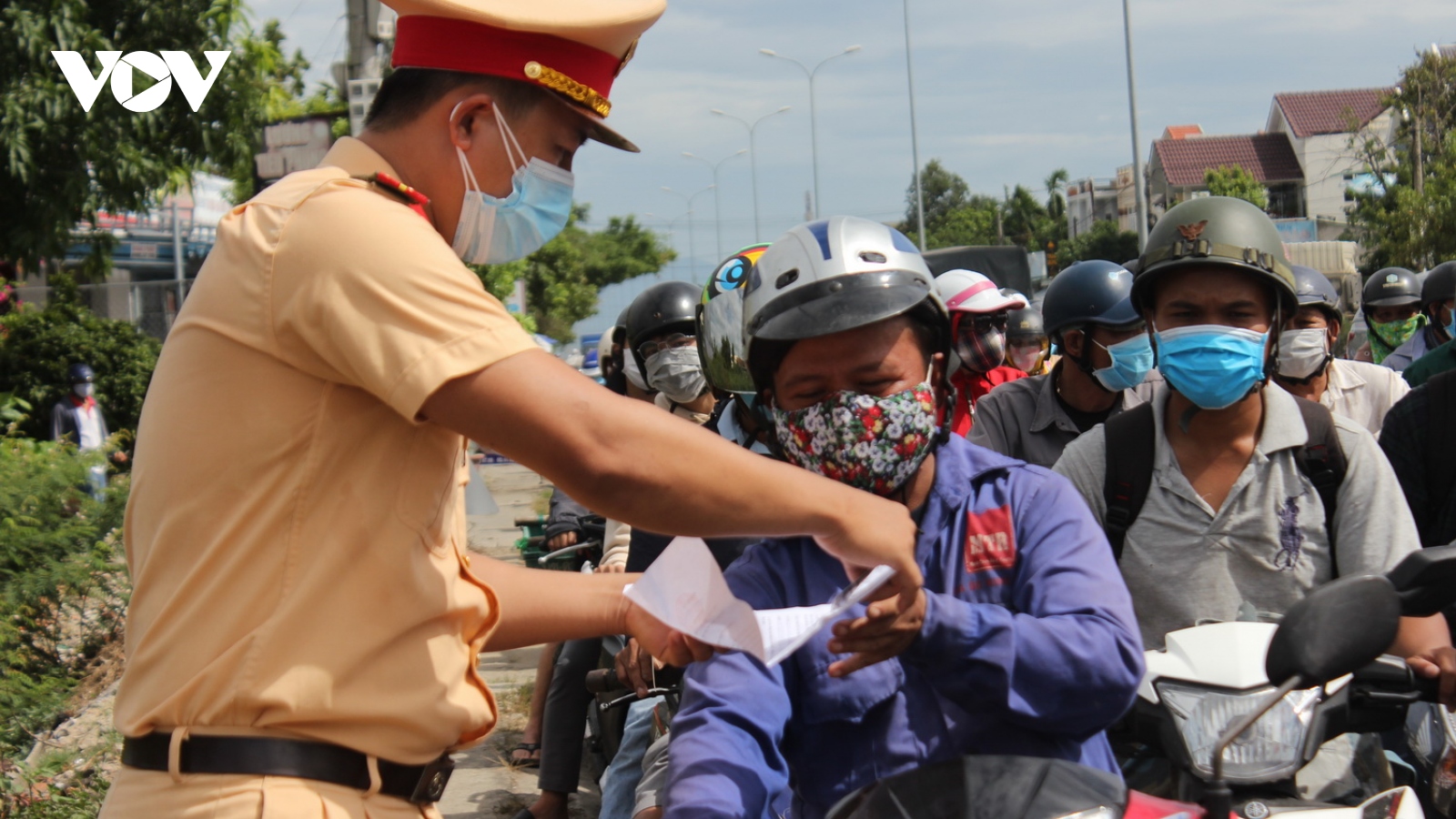 Dòng người chôn chân trên đường chờ qua chốt giáp ranh Đà Nẵng - Quảng Nam