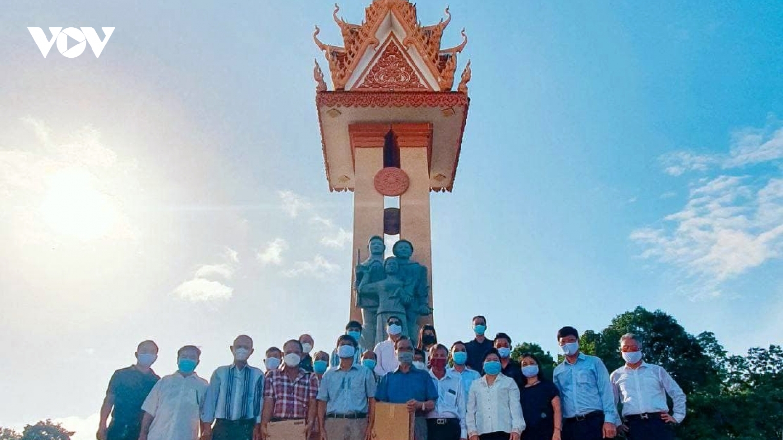 Tổng Lãnh sự quán Việt Nam tại Campuchia dâng hương tưởng nhớ các anh hùng liệt sỹ