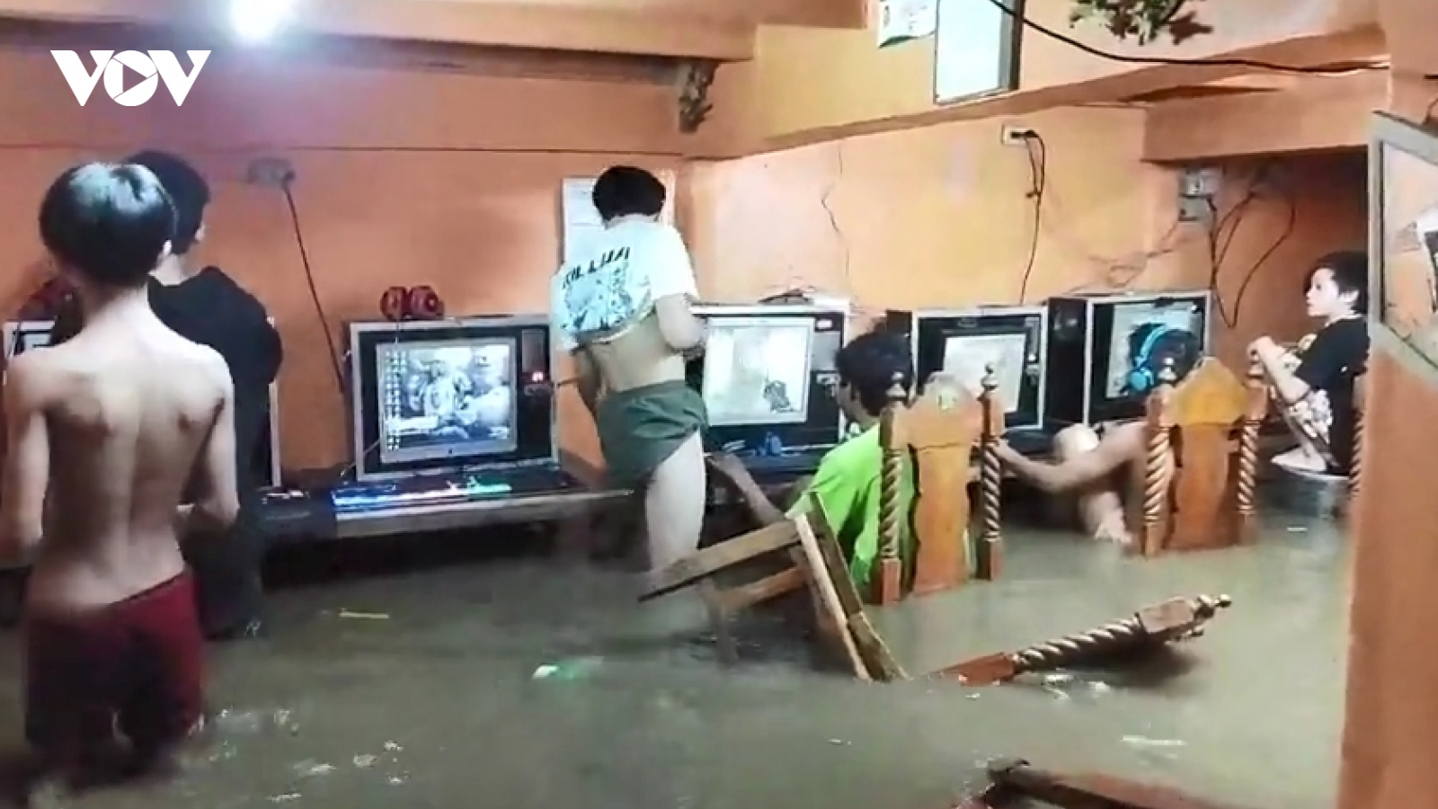 Video: Các game thủ Philippines vẫn mải mê chơi điện tử dù nước lũ ngập chỗ ngồi