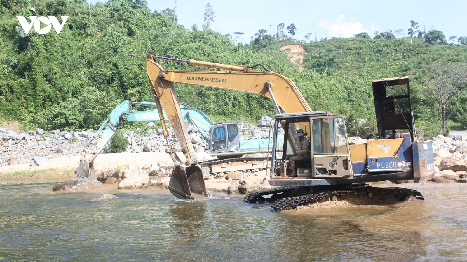 Mở đường tiếp cận bãi bồi số 3 tìm kiếm nạn nhân tại thuỷ điện Rào Trăng 3