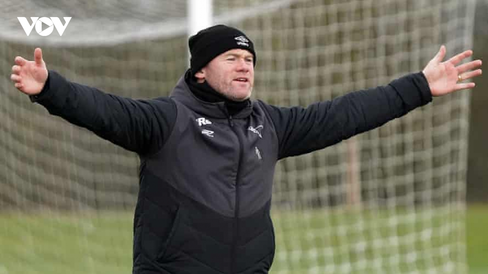 HLV Rooney xoạc bóng khiến học trò chấn thương nặng