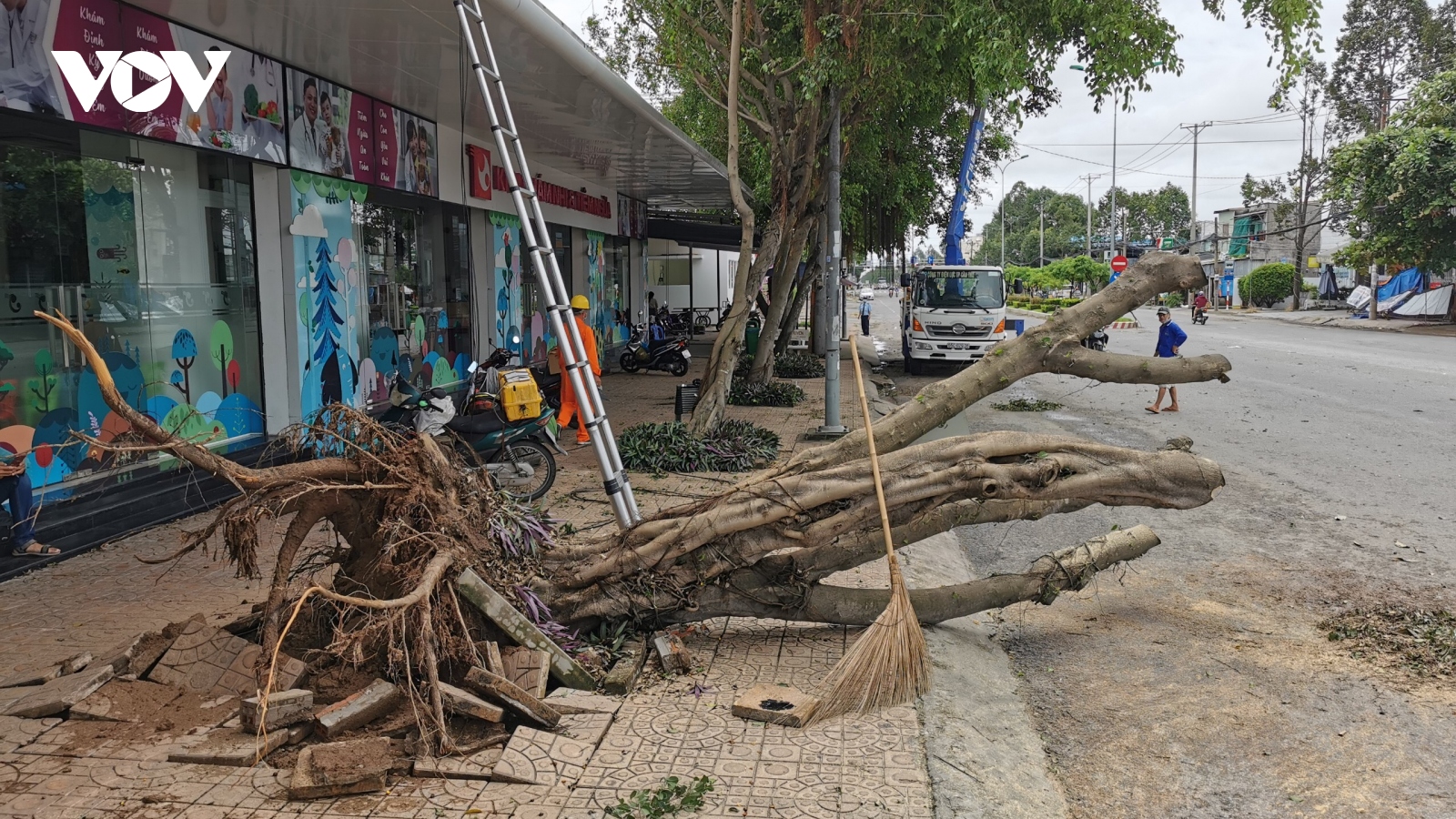 Mưa kèm theo dông lốc làm sập và tốc mái 45 căn nhà tại Cần Thơ