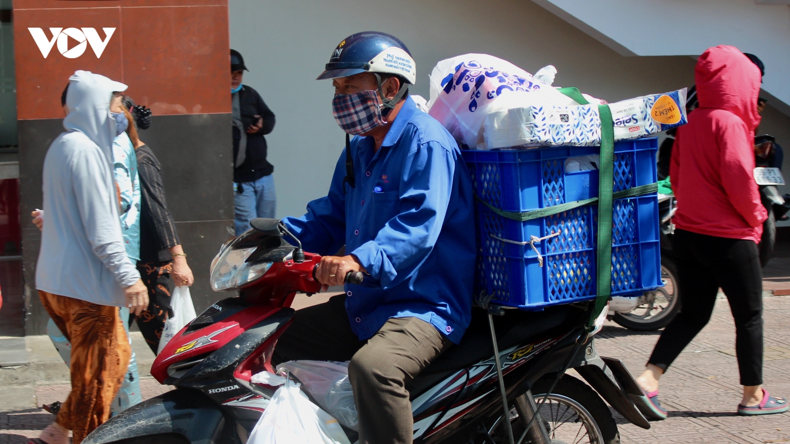 Shipper tại TP.HCM được nhận diện qua mã QR