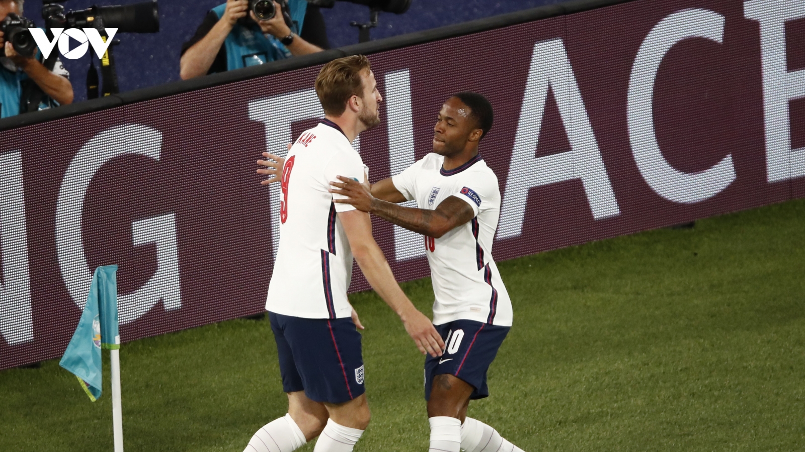 Sterling đi vào lịch sử khi “dọn cỗ” cho Harry Kane ghi bàn