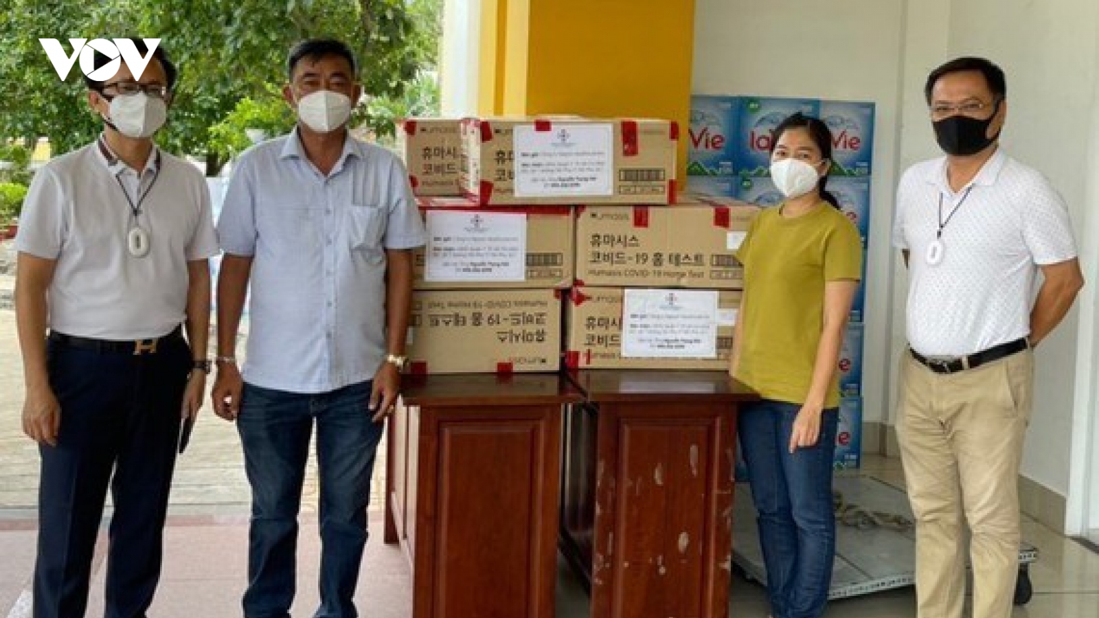 Kiều bào tặng 30.000 khẩu trang và 12.000 test kit hỗ trợ TP.HCM chống dịch