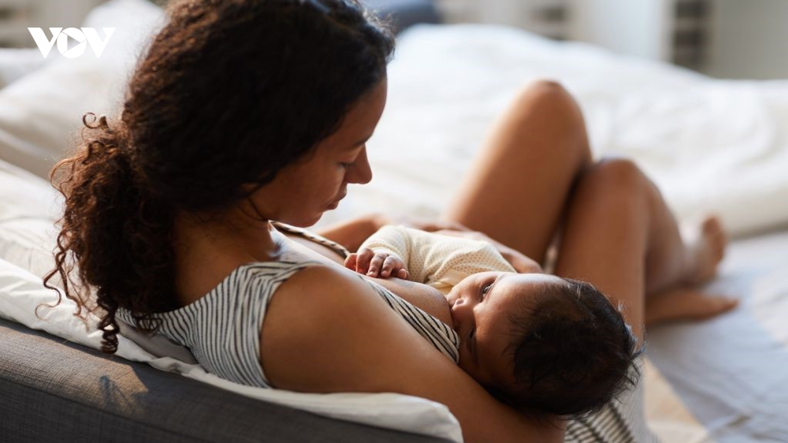 Nuôi con bằng sữa mẹ giúp ổn định huyết áp của trẻ