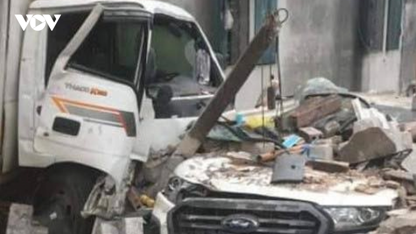 Xe tải mất lái lao vào nhà dân, đâm bẹp ô tô đỗ trong nhà