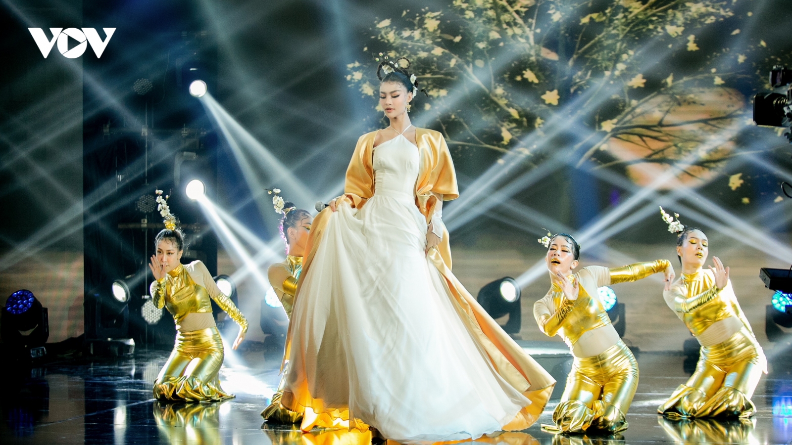 Bị nhận xét chiếm sóng học trò ở "The Heroes", đây là phản ứng đáp trả của Khắc Hưng