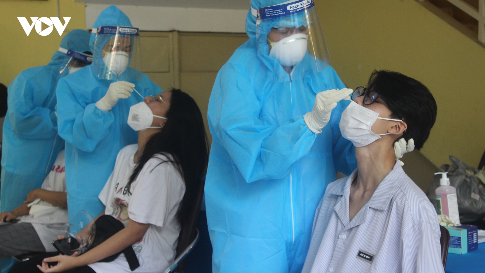 Hàng nghìn thí sinh tại TP.HCM test nhanh Covid-19 trước kỳ thi tốt nghiệm THPT