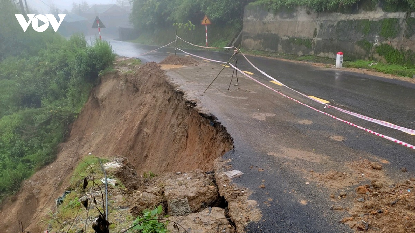 Lai Châu tạm thời thông tuyến tại các điểm sạt lở do mưa kéo dài
