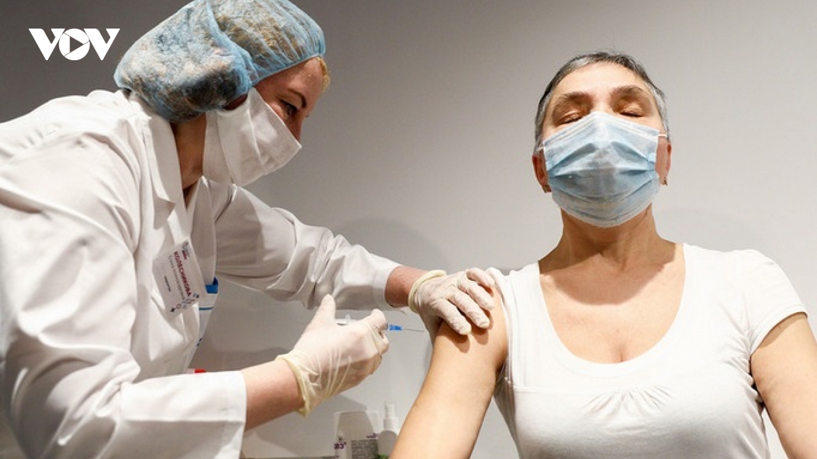 Nhiều nước thay đổi chiến lược tiêm vaccine Covid-19 theo hướng "cây gậy và củ cà rốt"
