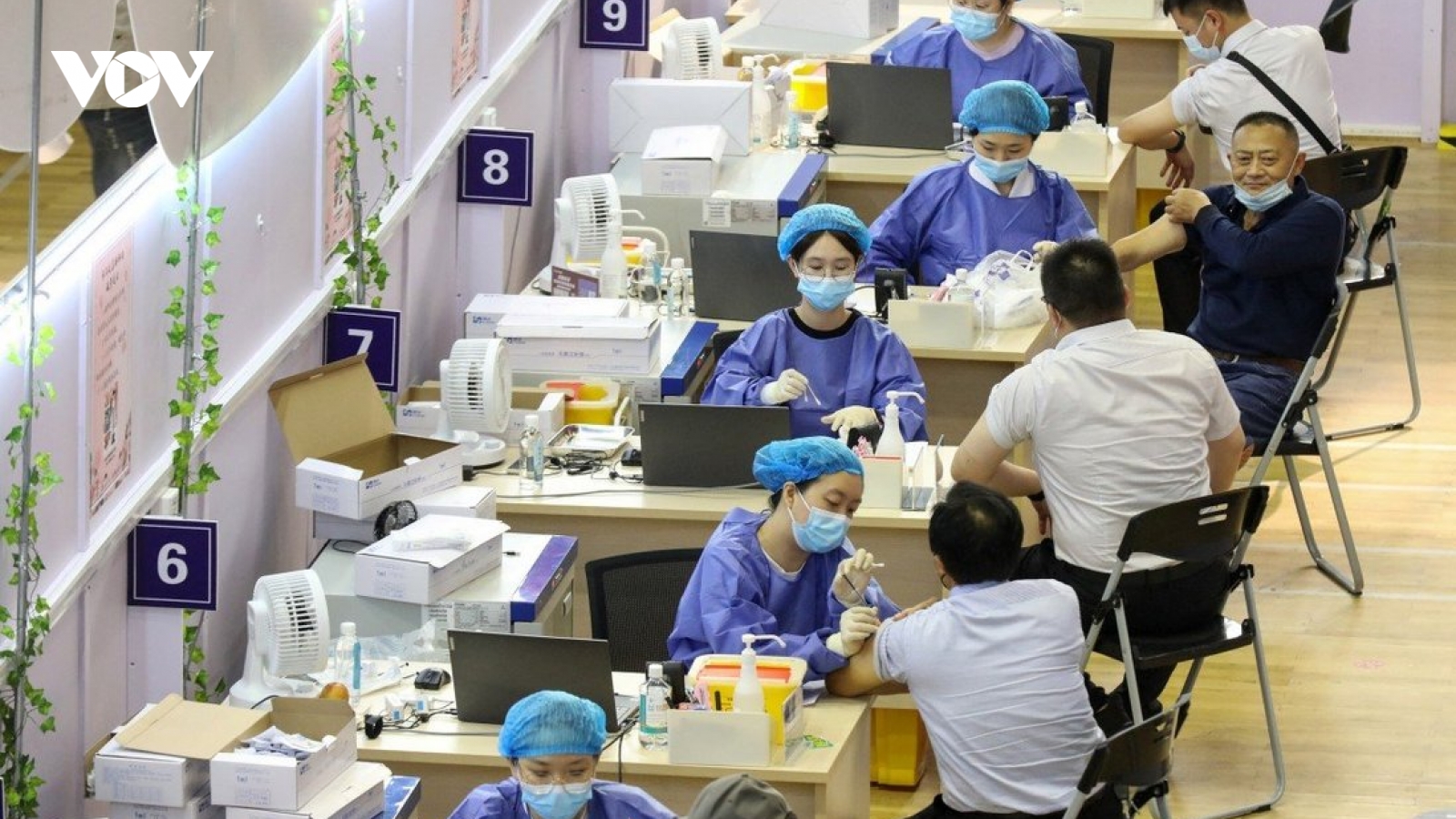 Tranh cãi về mũi vaccine Covid-19 thứ ba khi các biến thể mới ngày càng lây lan rộng