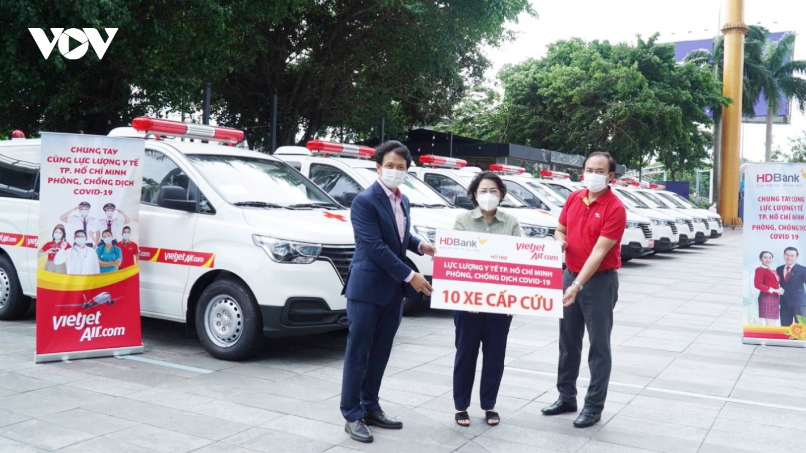 Tập đoàn Sovico tặng 10 xe cứu thương, phát tặng hàng trăm ngàn suất cơm tại TP.HCM