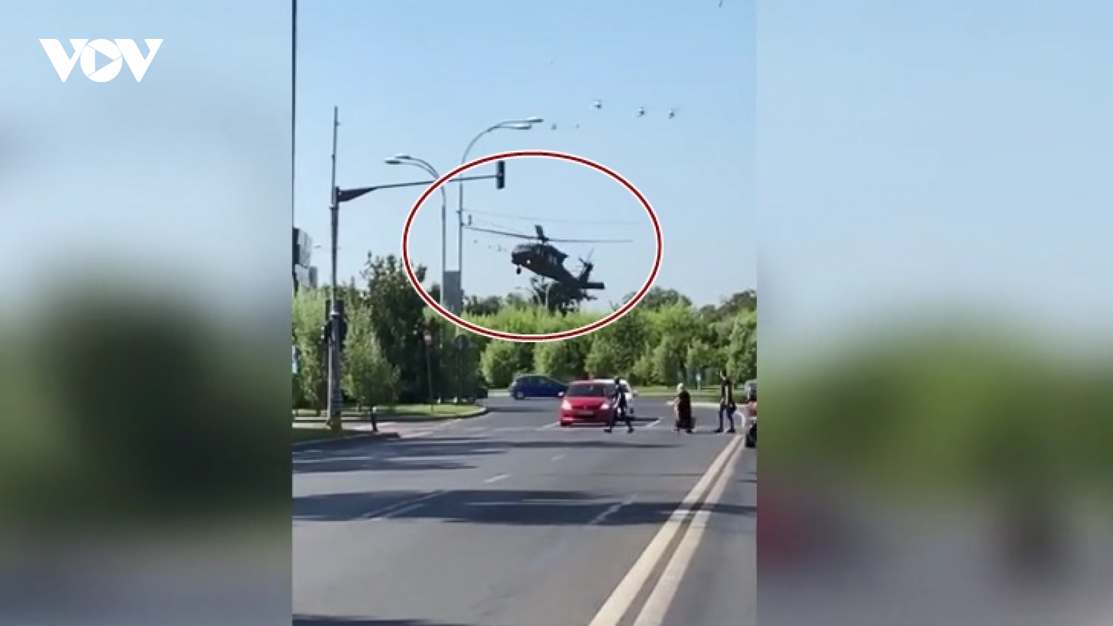 Video: Trực thăng Black Hawk của Mỹ phải hạ cánh khẩn giữa phố ở thủ đô Romania