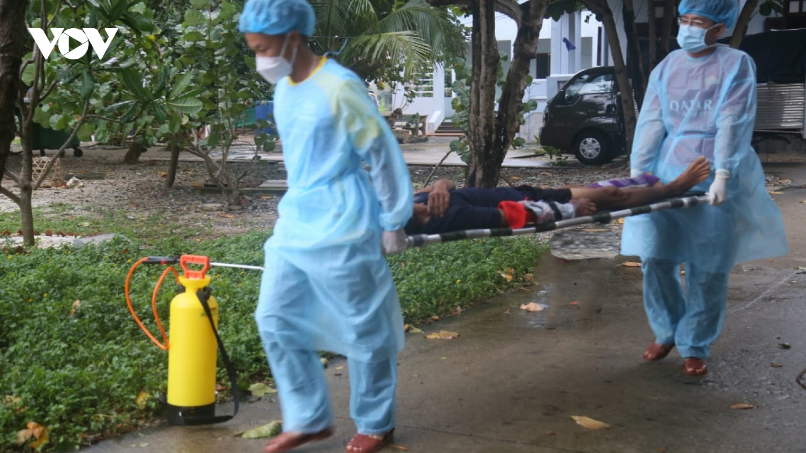 Trung tâm y tế Thị trấn Trường Sa cứu giúp ngư dân bị tai nạn lao động trên biển