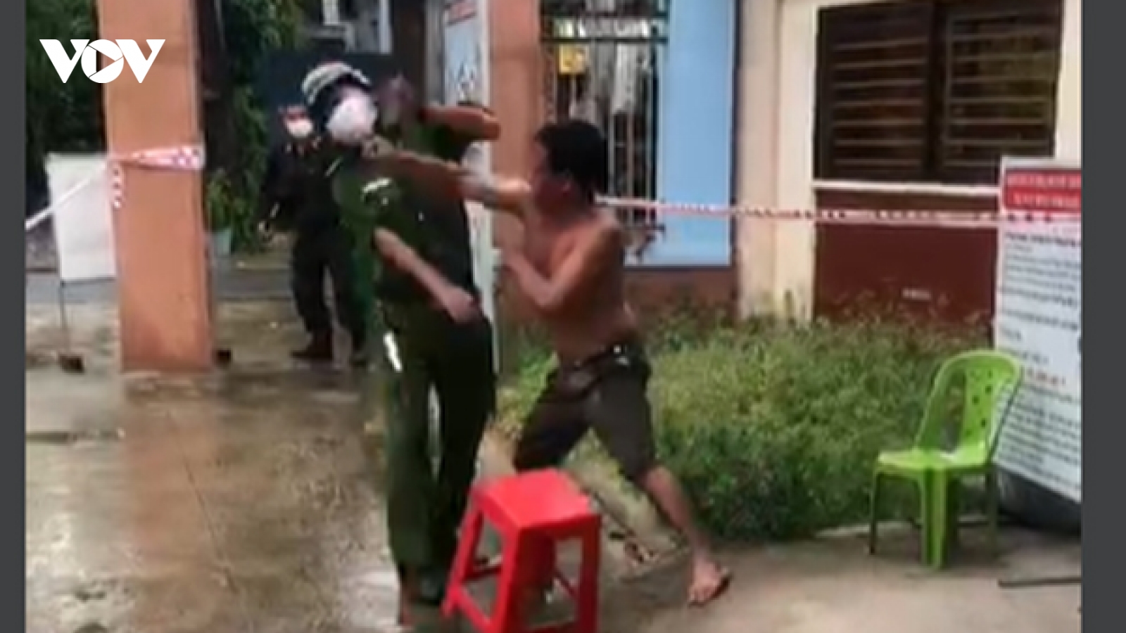 Khởi tố đối tượng chống người thi hành công vụ ở Bình Dương