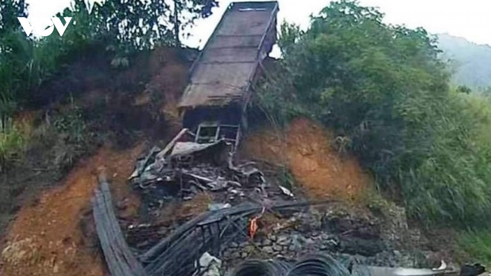 Xe đầu kéo bốc cháy sau tai nạn khiến tài xế tử vong tại chỗ