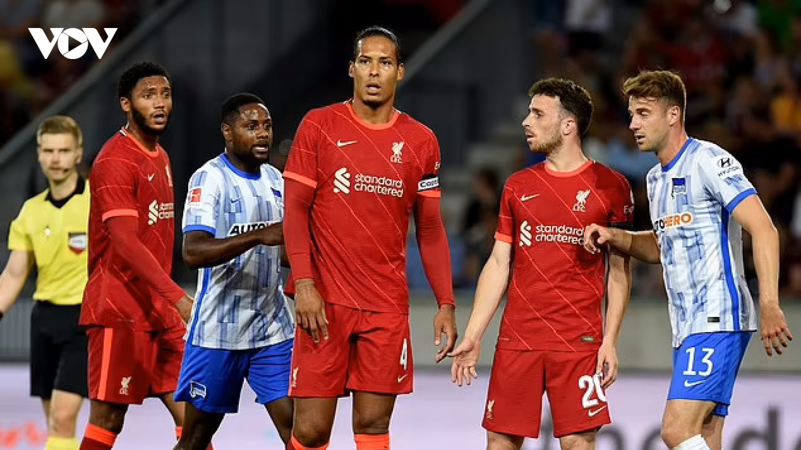 Van Dijk thành "gã hề" trong ngày trở lại, Liverpool thua Hertha Berlin