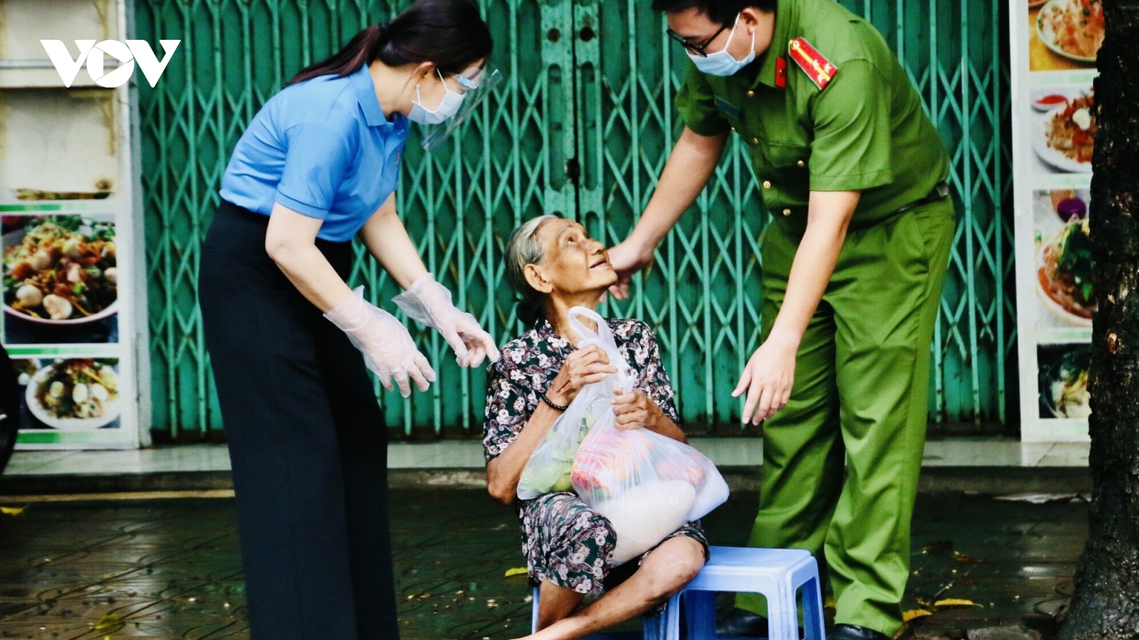  Nhà hảo tâm ở TP Cần Thơ đồng hành cùng người bán vé số vượt qua khó khăn