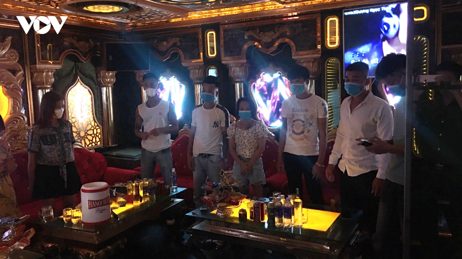Từng bị xử phạt, quán karaoke vẫn mở cửa bất chấp mùa dịch
