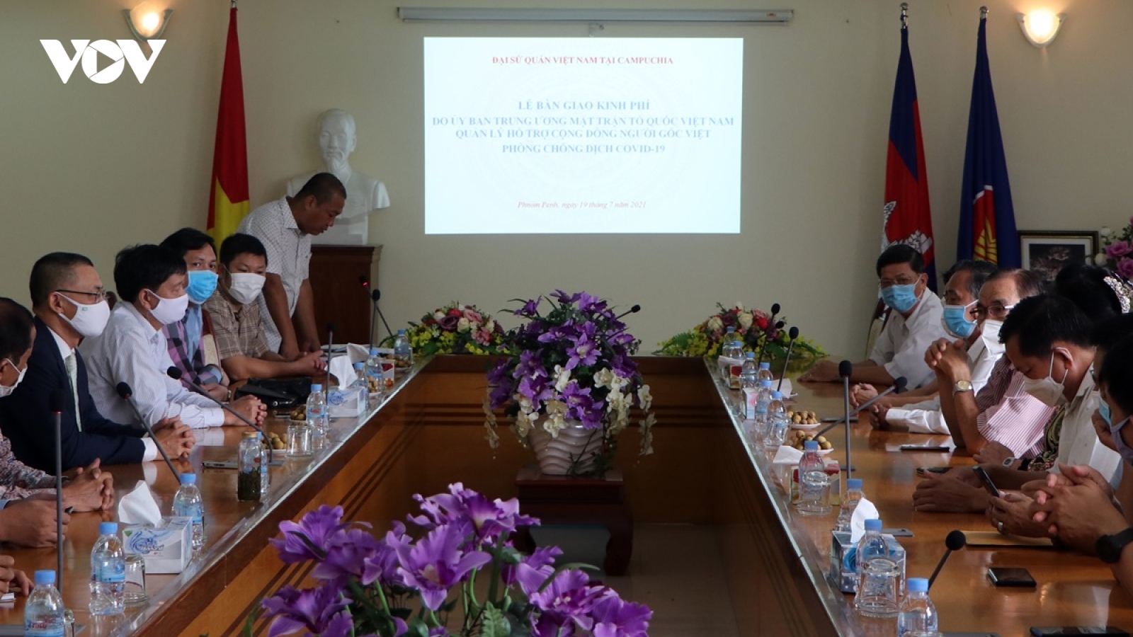 Bàn giao kinh phí hỗ trợ bà con Việt kiều ở Campuchia phòng, chống Covid-19