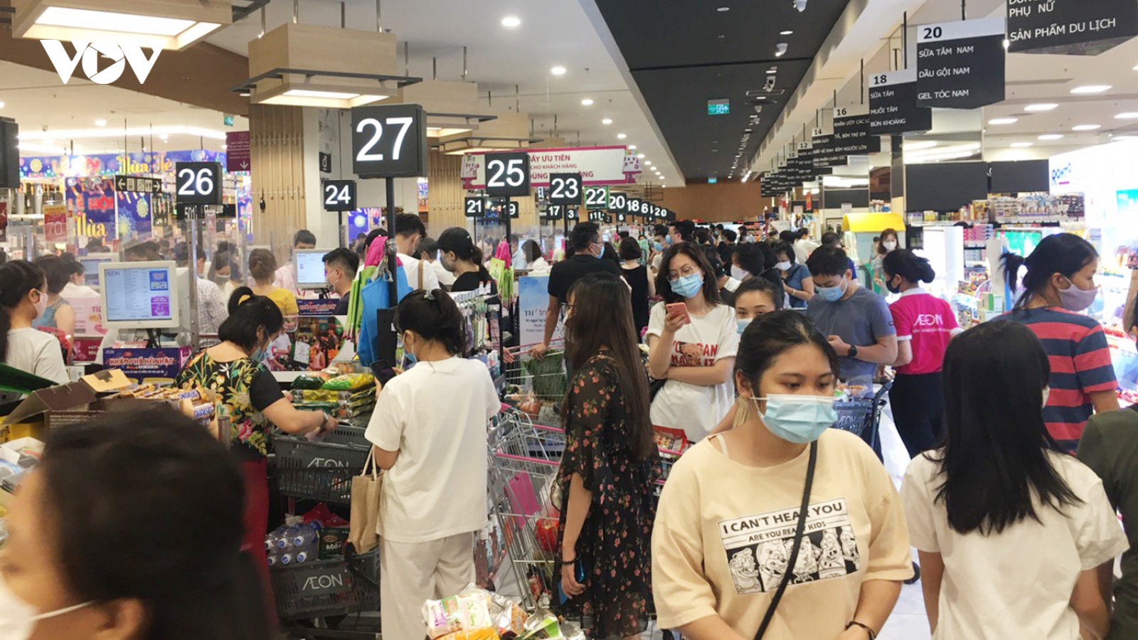 Aeon Mall Hà Đông đông nghẹt người, nhân viên siêu thị liên tục cấp hàng