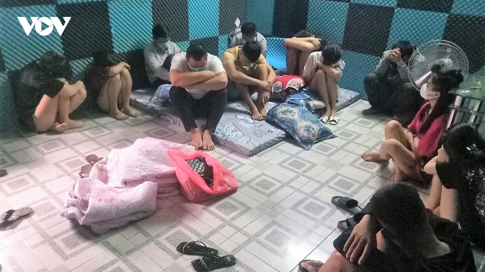 35 nam nữ tụ tập tại nhà nghỉ, sử dụng ma túy đá bất chấp lệnh giãn cách
