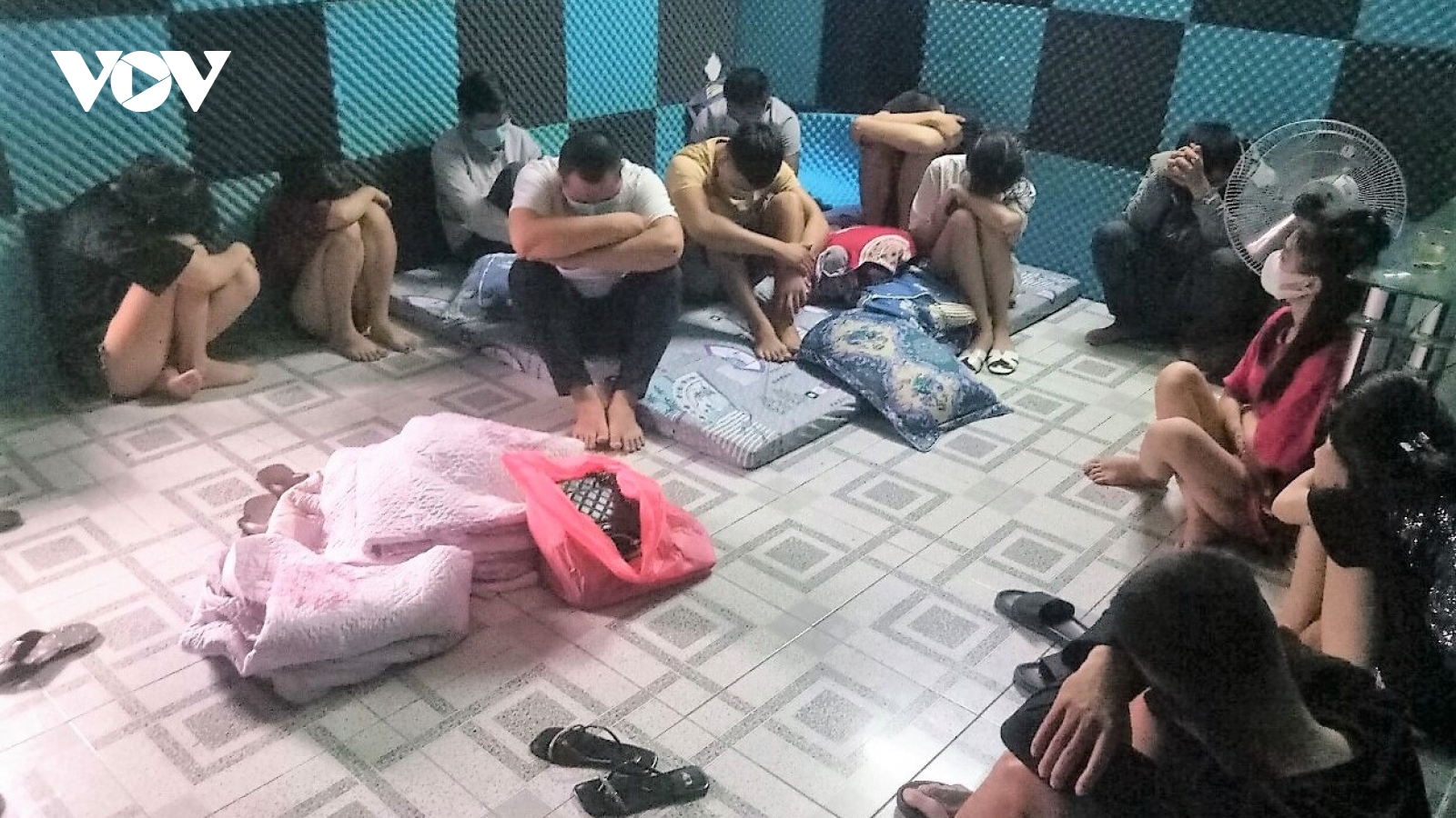 35 nam nữ tụ tập tại nhà nghỉ, sử dụng ma túy đá bất chấp lệnh giãn cách