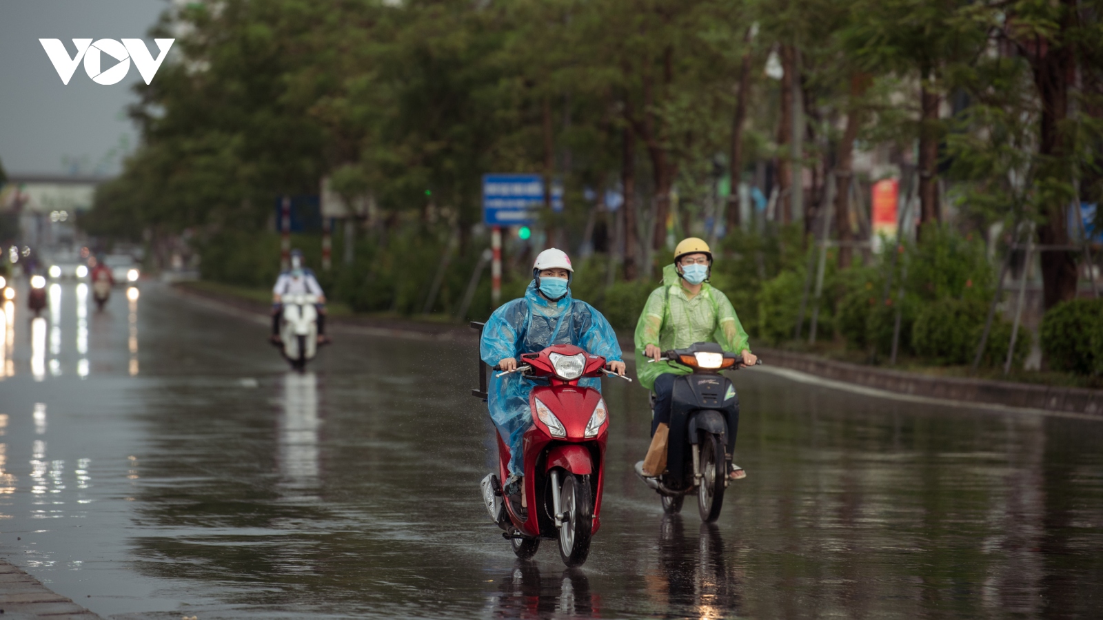 Hà Nội khác lạ vào giờ tan tầm những ngày giãn cách xã hội