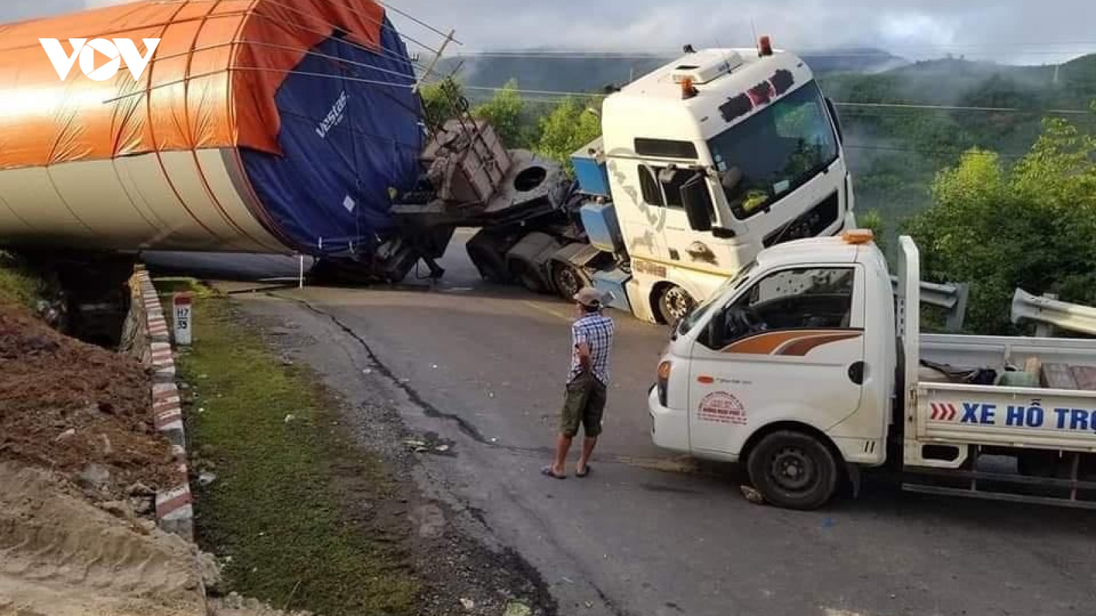 Xe tải siêu trường siêu trọng chở thân trụ điện gió bị lật ngang giữa đèo