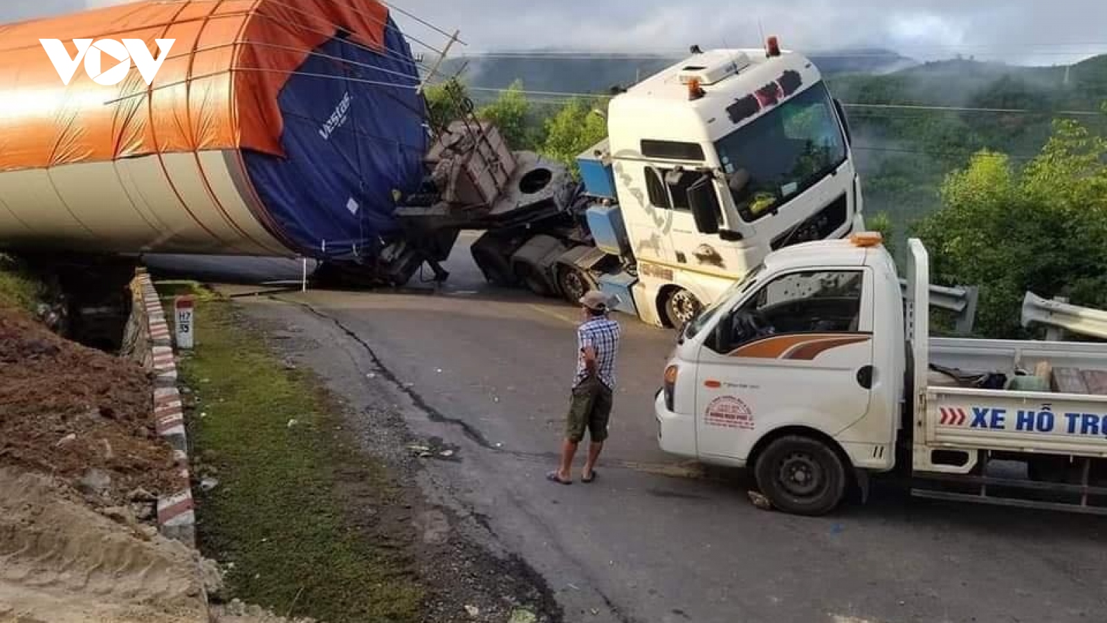 Xe tải siêu trường siêu trọng chở thân trụ điện gió bị lật ngang giữa đèo