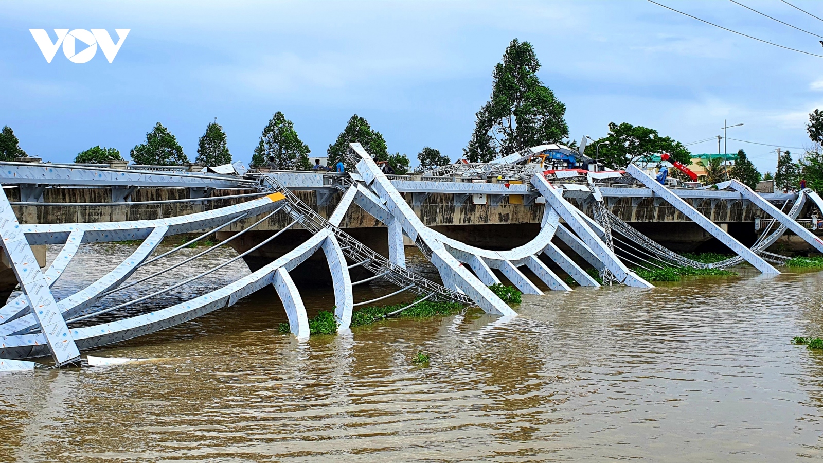 Sập công trình lan can kết hợp đèn trang trí trên cầu Maspero