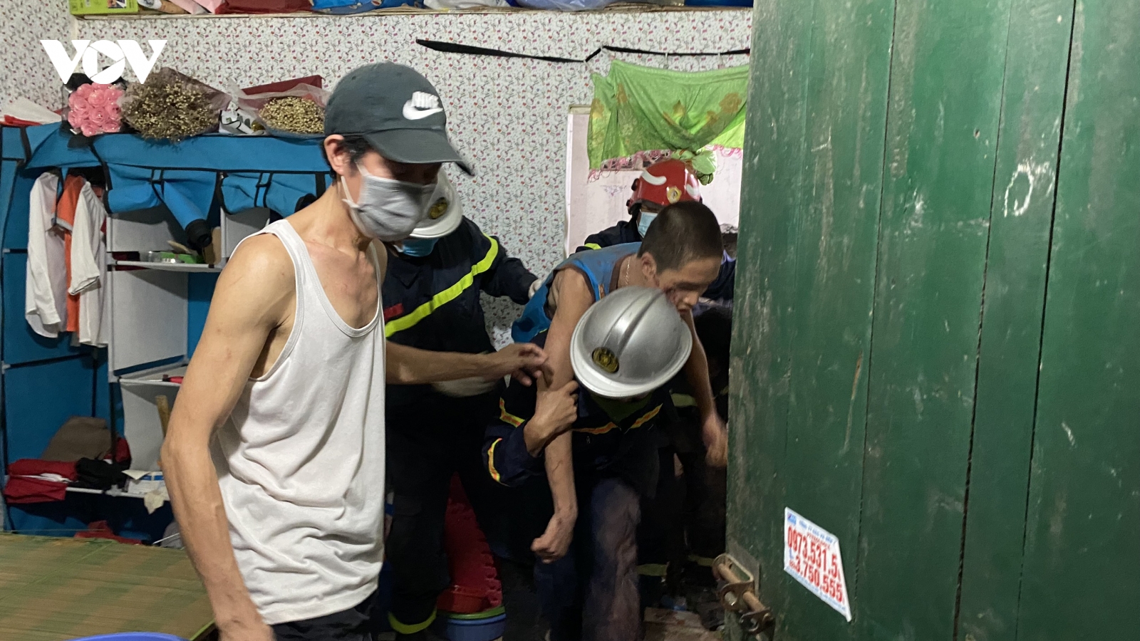 Đục tường cứu bé trai bị mắc kẹt sau 2 ngày mất tích tại Hà Nội