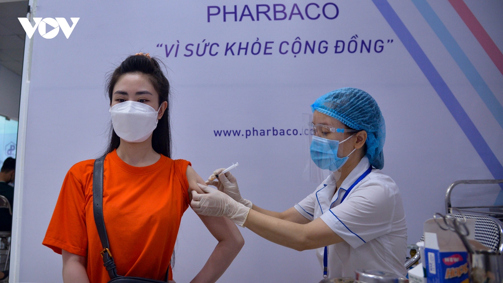 Hà Nội đảm bảo tiêm vaccine COVID-19 đúng tiến độ và an toàn xuống từng quận, huyện
