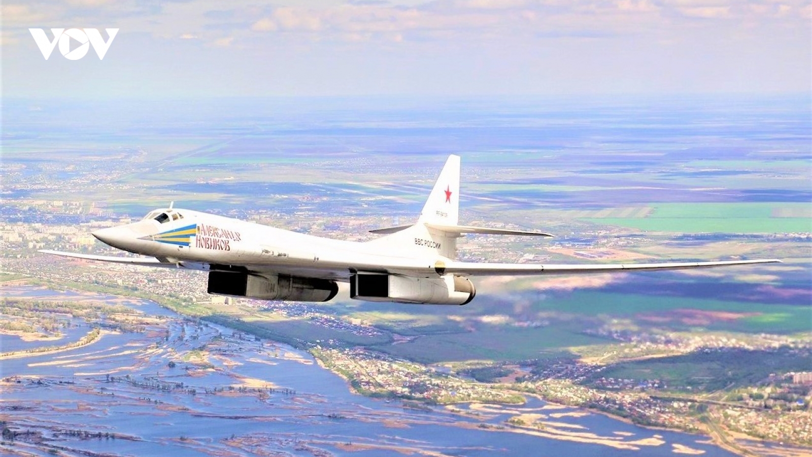 Máy bay ném bom hạng nặng siêu thanh Tu-160 của Nga đáng sợ như thế nào?