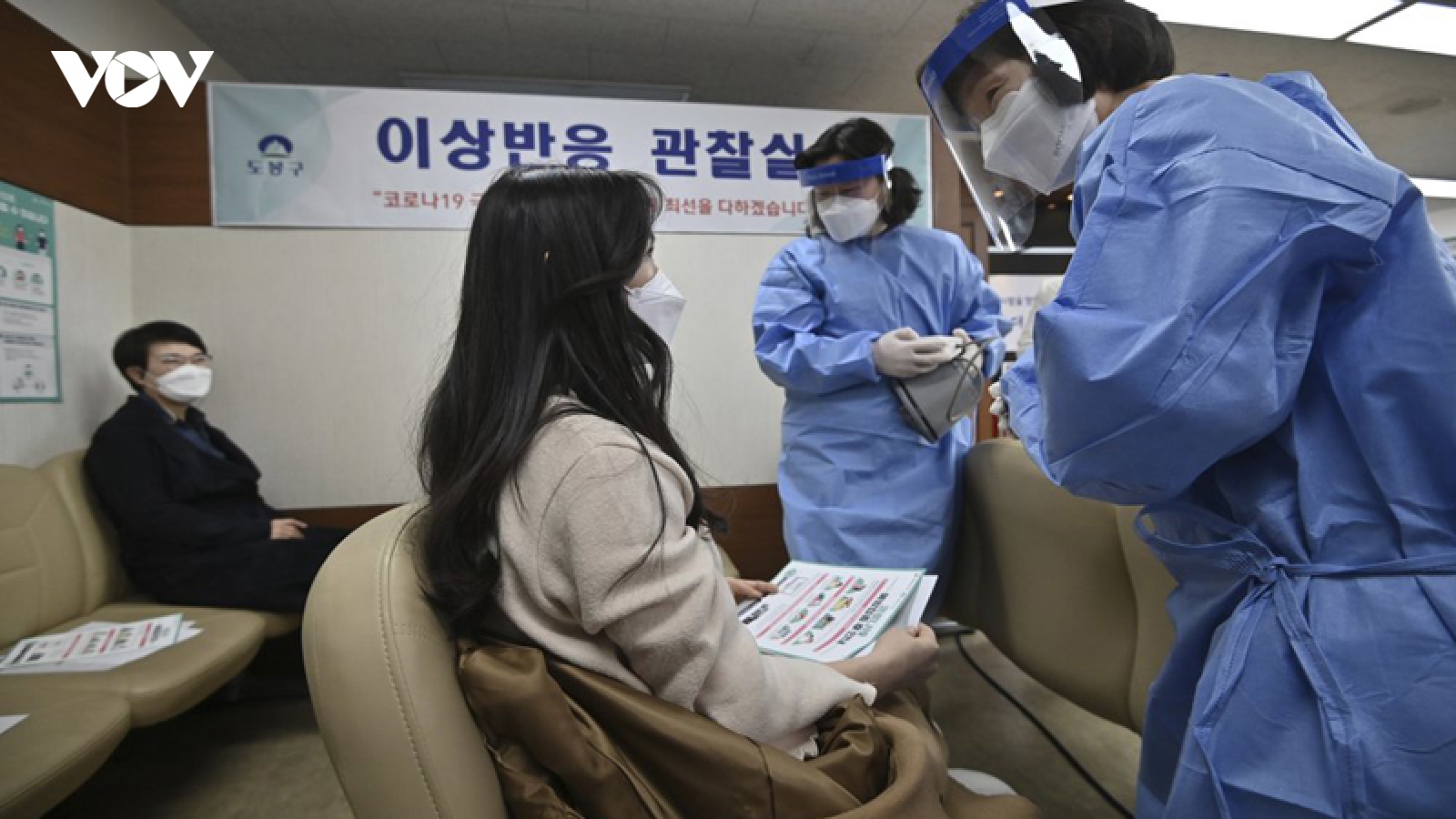 Người nước ngoài tại Hàn Quốc được tiêm vaccine Covid-19 như dân bản địa