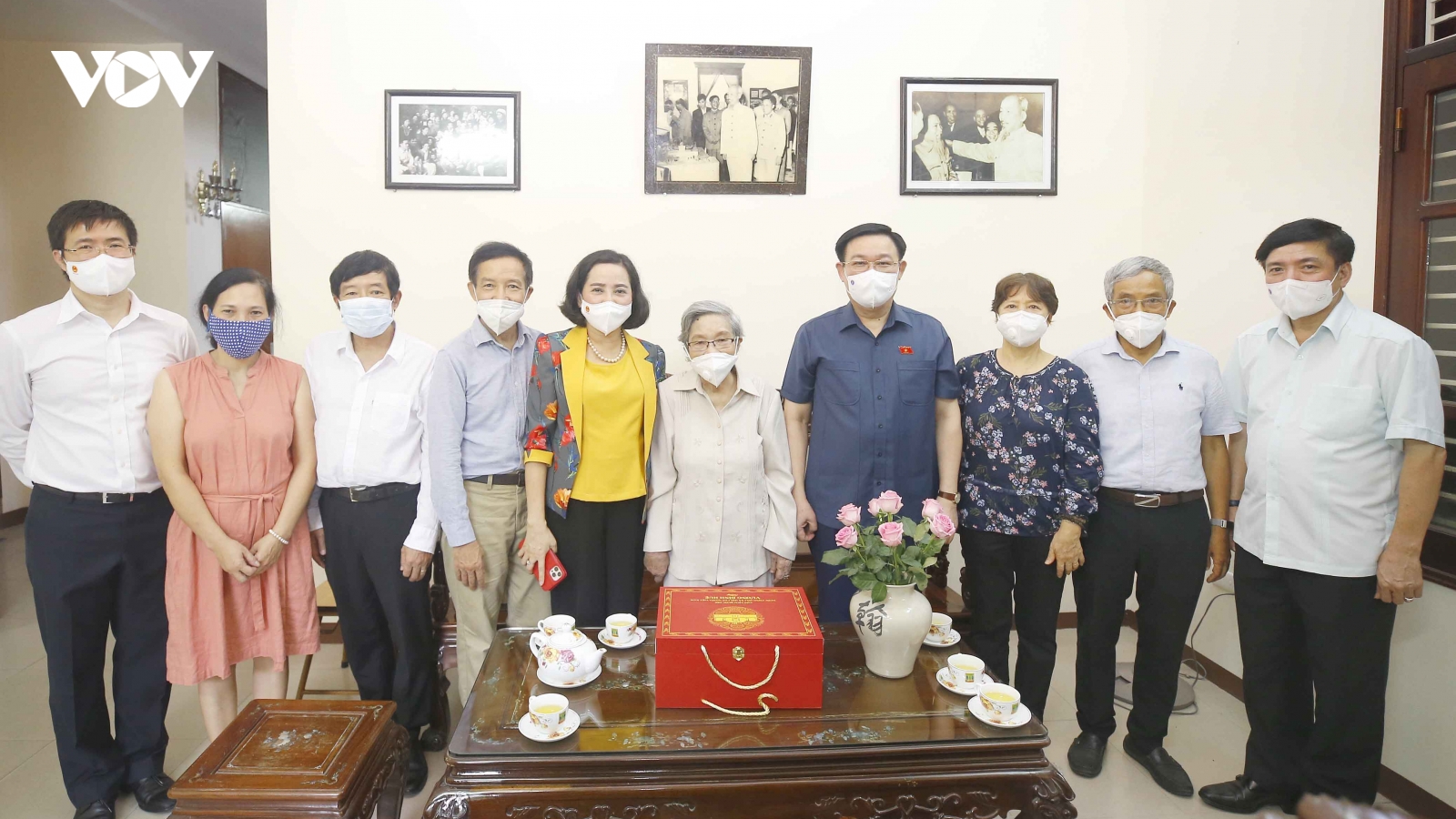 Chủ tịch Quốc hội Vương Đình Huệ thắp hương tưởng niệm đồng chí Lê Quang Đạo