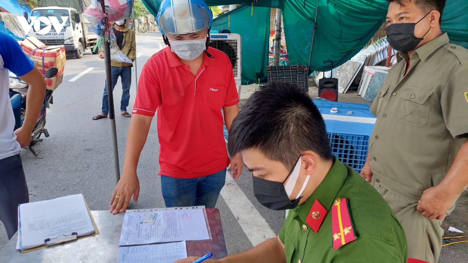 "Đội nắng" kiểm soát người ra đường ở chốt chống dịch ngoại thành Hà Nội 