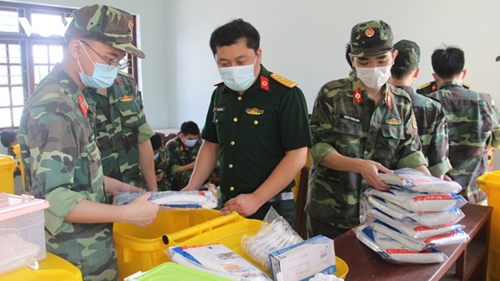 Bộ trưởng Quốc phòng khen thưởng 70 tập thể, cá nhân trong phòng, chống Covid-19