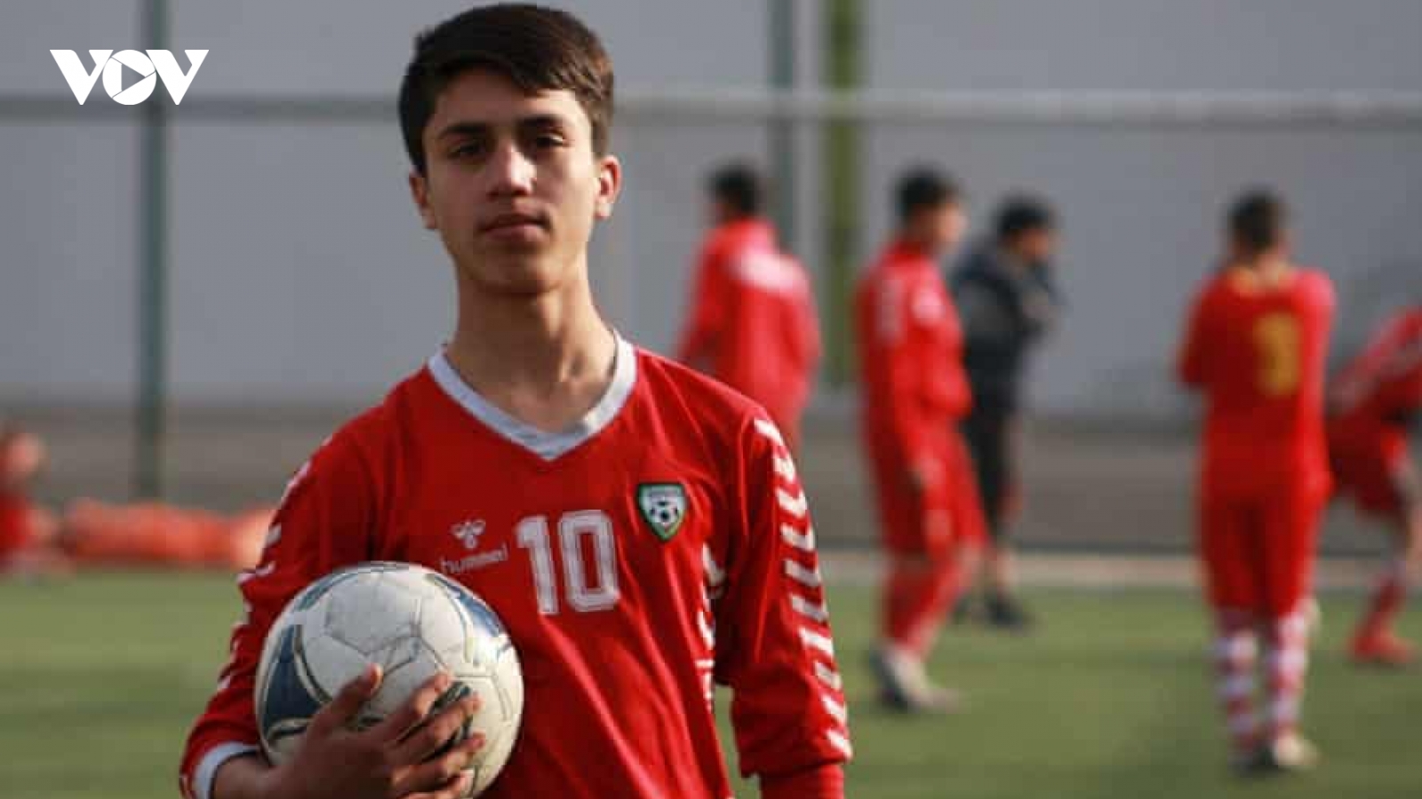 Cầu thủ Afghanistan rơi xuống đất tử vong vì bám càng máy bay Mỹ