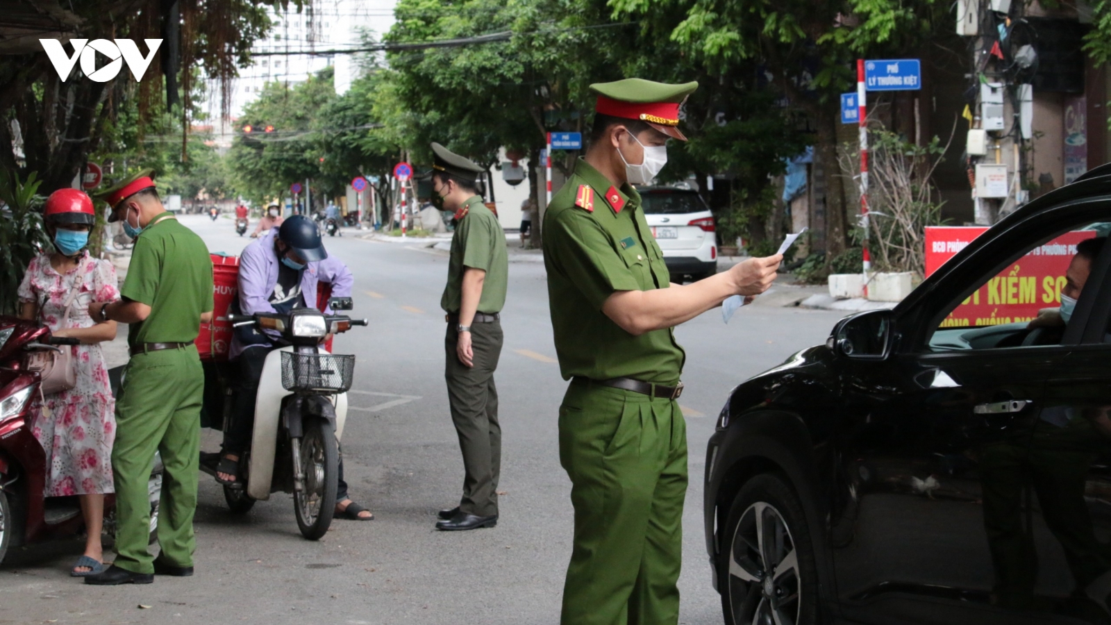 Công an Hà Nội xử phạt 546 trường hợp vi phạm giãn cách xã hội