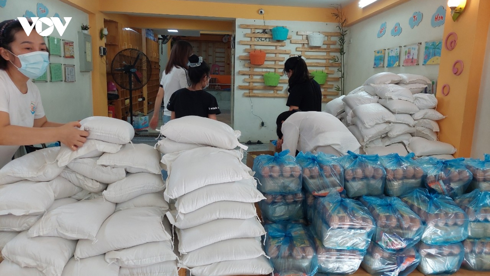 Giáo viên mầm non tư thục xúc động nhận quà hỗ trợ khó khăn