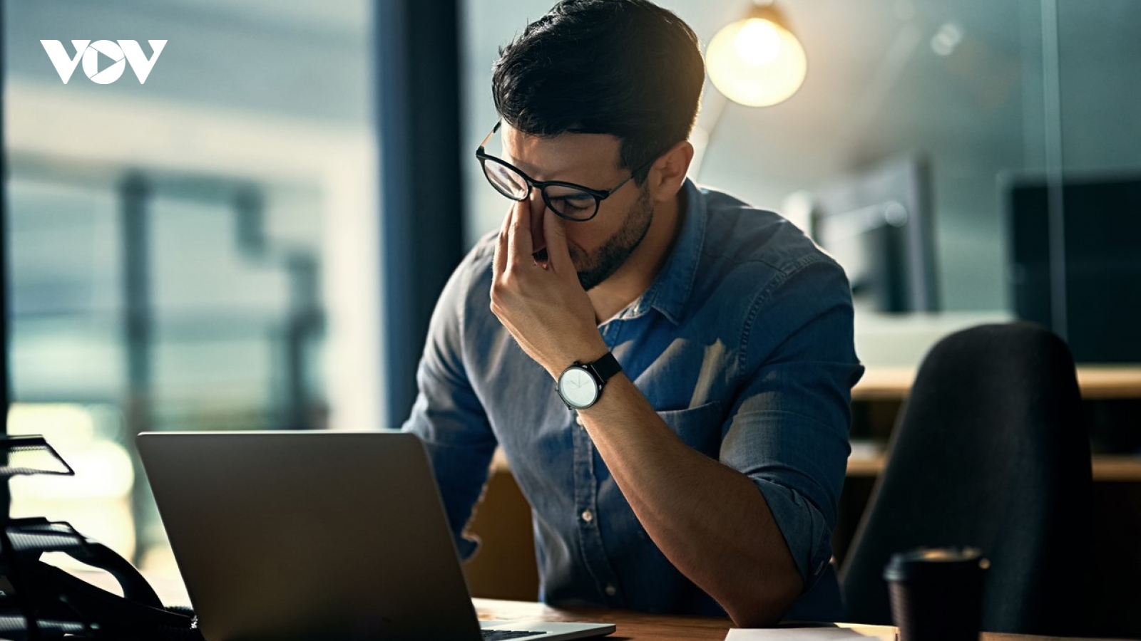 Có mối liên hệ nào giữa COVID-19 và triệu chứng khô mắt không?