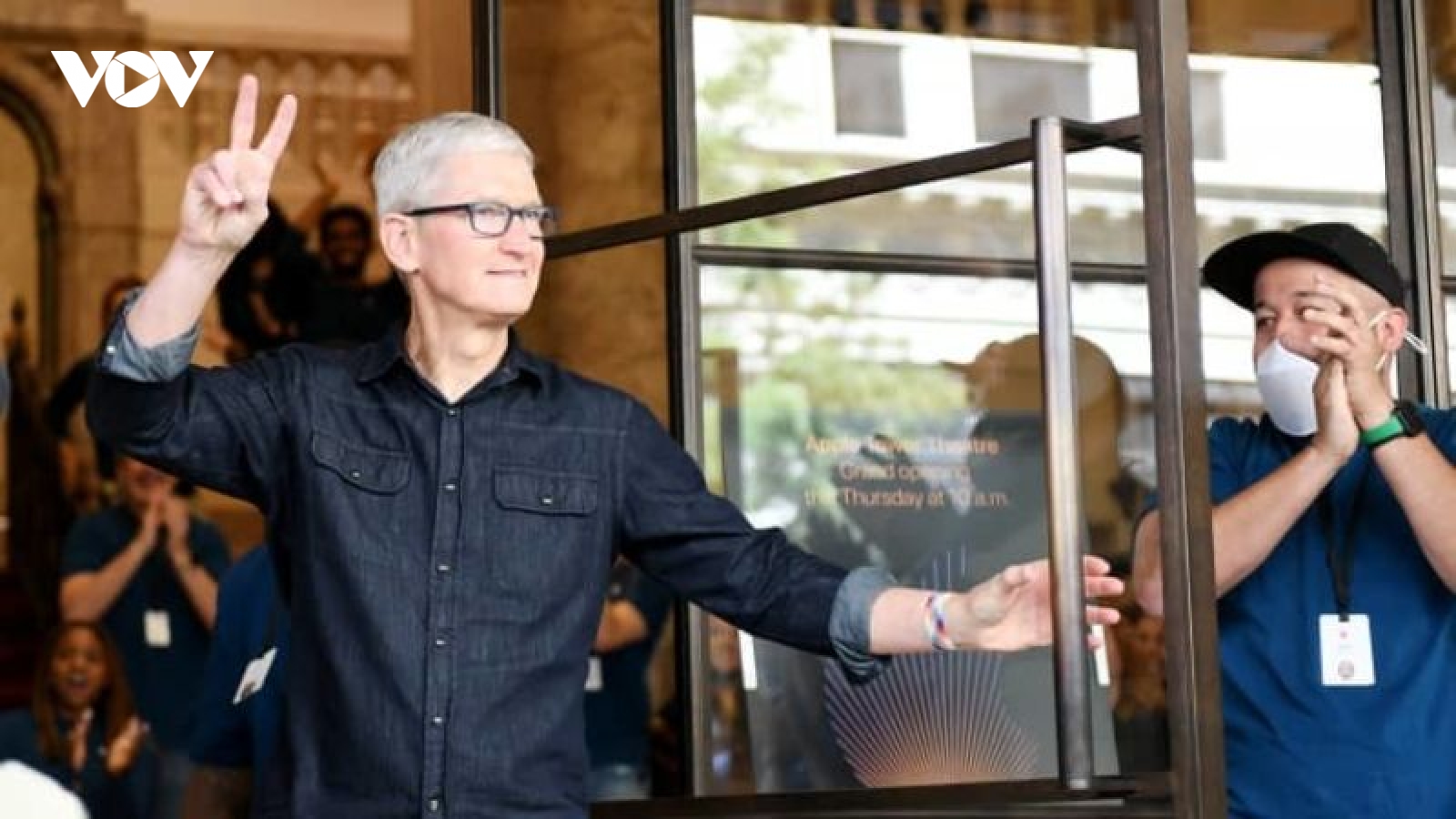 Apple thay đổi thế nào sau 10 năm dưới tay CEO Tim Cook?
