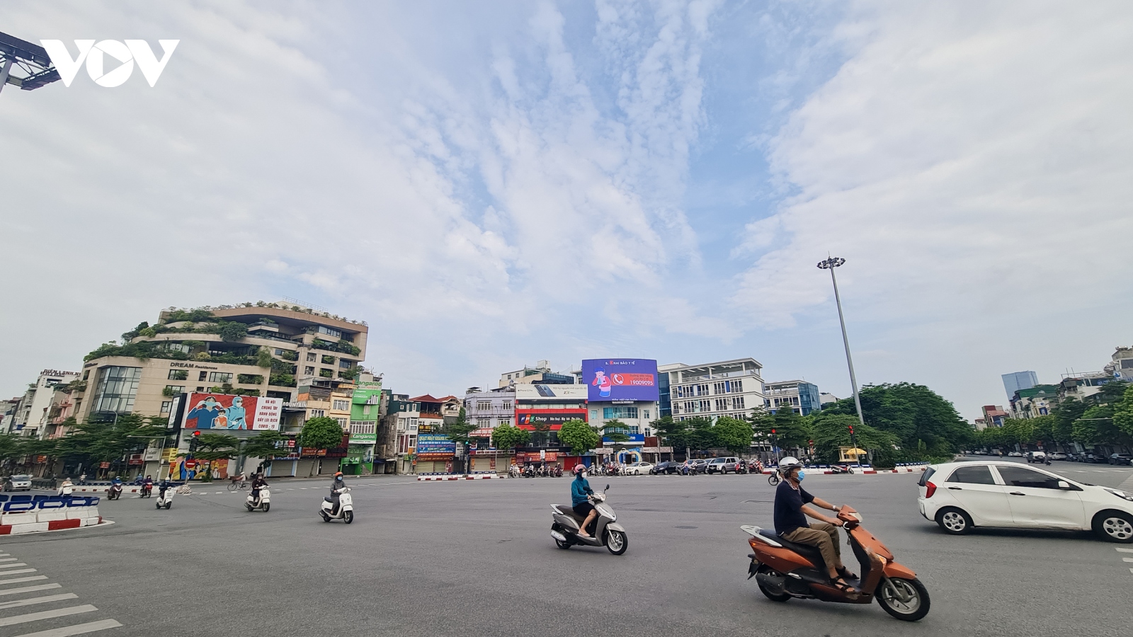 Không còn cảnh tắc đường, người dân Thủ đô ít ra đường hơn trong sáng đầu tuần