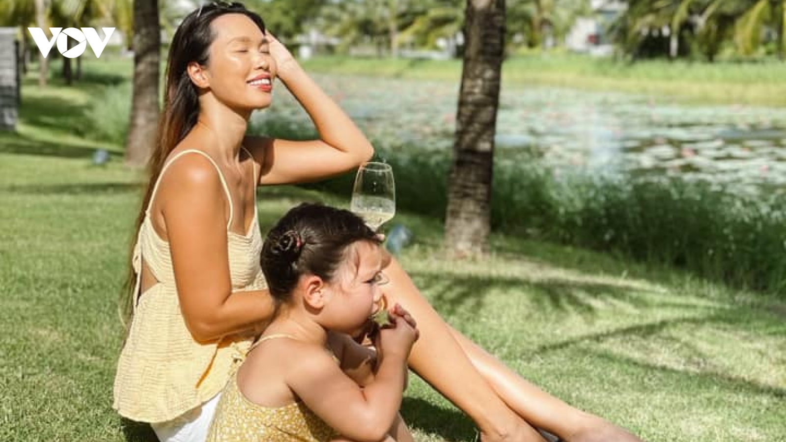 Cuộc sống mùa dịch của gia đình siêu mẫu Hà Anh