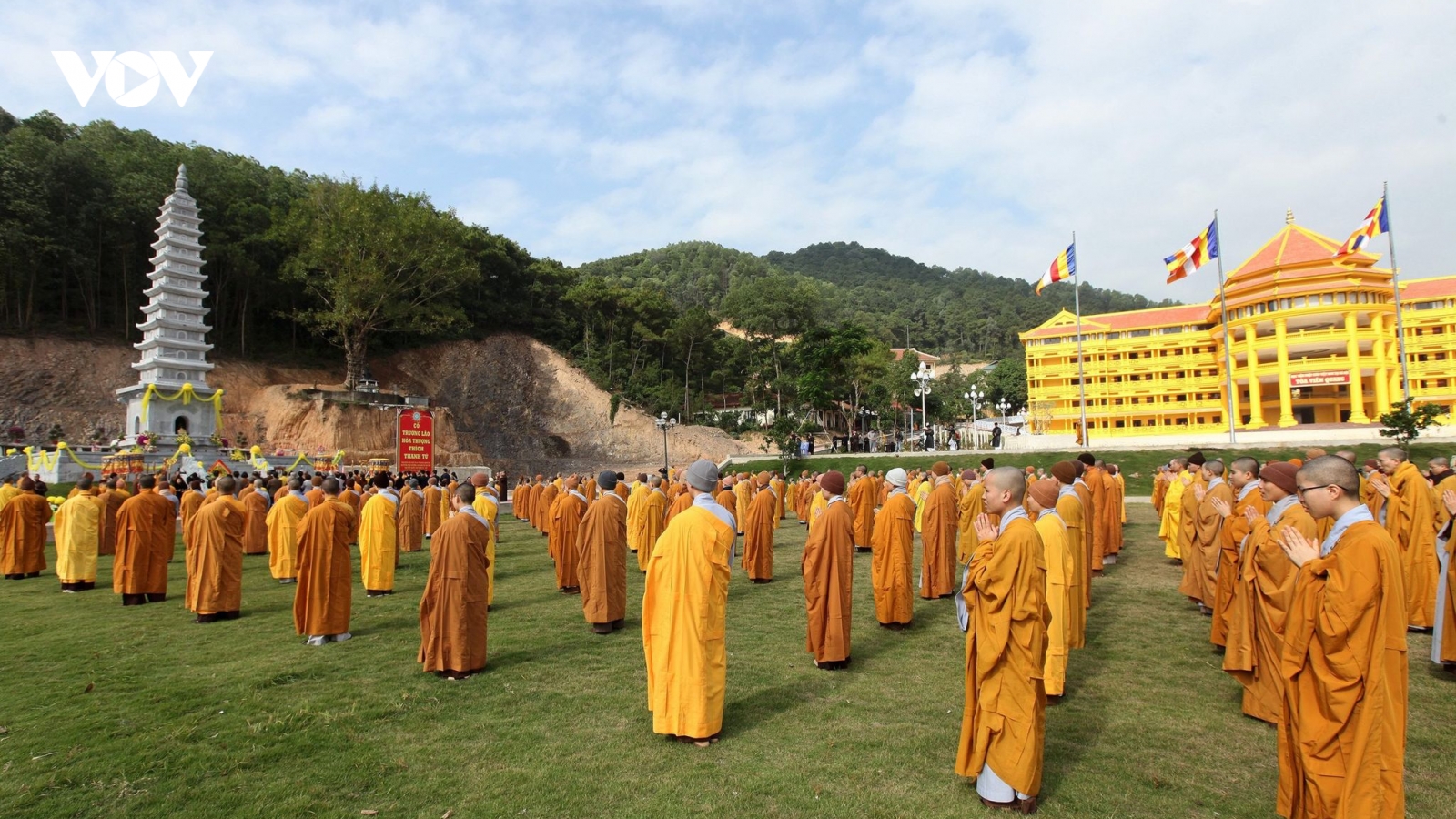 Hàng trăm tăng ni sinh xin tham gia tuyến đầu chống dịch